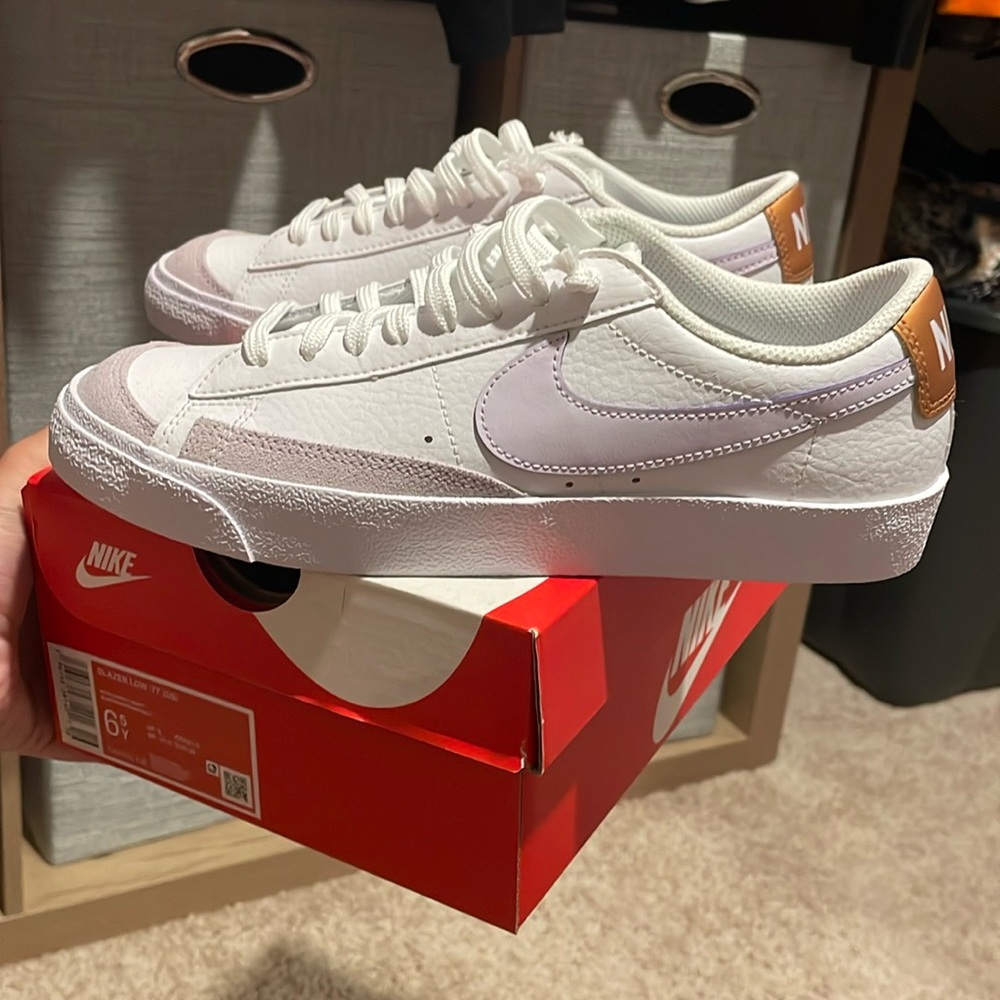 NEW with box Womens/youth 8, 6.5 Nike blazer low.